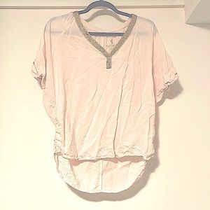 3/$18 🌺 Light pink blouse with shimmery gold collar, women XS